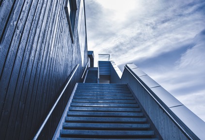 تفسير حلم صعود الدرج للعزباء